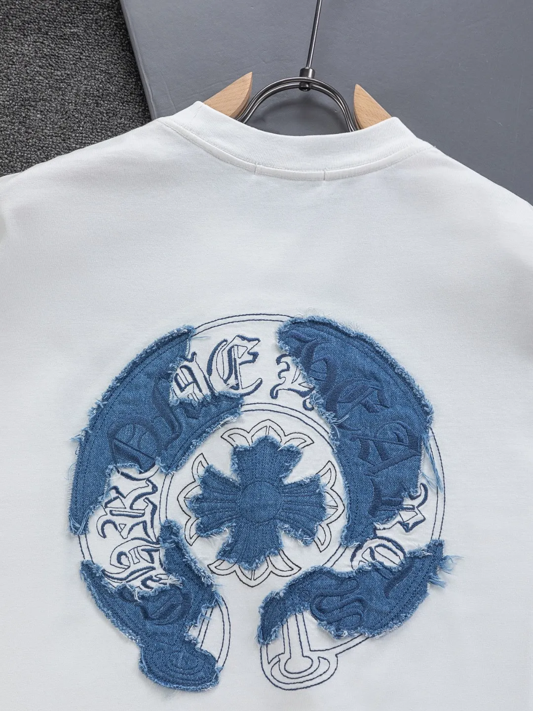 P190 Chrome Hearts CH Cross 26SS New product is hot at the same time💥 Early spring classic style Multiple craftsmanship Denim patch on the chest Horseshoe cross 🪡 Embroidery Large logo cross on the back Horseshoe denim patch Sanskrit ✝️🪡 Embroidery Round neck short-sleeved T-shirt, hot style, a style that both men and women like, same style for men and women, 100% chance of turning heads when wearing it! It’s all about being handsome. The designer’s classic sense is precisely grasped. The whole piece of clothing is heavy. Industrial washing process. Ready-made garments are dyed + sprayed for a horse effect. The double-wash process is very recognizable. It uses heavy washing to make it distressed. The edges of the patch are slightly rolled and naturally distressed. It has a three-dimensional sense of layering and a little damage. It is very visually lethal. It adheres to Kroxin's consistent rough style. The chest and back are large, and the horseshoe flower printed patch pattern is embroidered and decorated. It is also decorated with silver metal engraved distressed buttons. The classic elements full of brand recognition instantly enhance the overall sense of grade and specification. Its texture is quite high-end! The overall feeling is high-end, simple and elegant, with silver hardware accessories, a full set of customized accessories, and the pattern of the entire dress is all decorated with patchwork three-dimensional embroidery technology, which is the finishing touch of the entire dress. The design on the back is even more eye-catching! ! This full back is so cool, it’s full of design, and the overall upper body style highlights fashion and individuality. Wearing it together as a couple is even more popular on the street. I recommend the early autumn sweatshirt! ! The fabric is a unique 320g 100% cotton, which is skin-friendly, breathable, warm to the touch, has a strong texture, and has smooth lines. It can be called a back killer, which has very strict requirements on craftsmanship and cost. The smooth neckline, flat cuffs and hems, the stitches are large and tight, tight and orderly, and the details are perfect. The consistent OS version can be worn alone or layered. It is very casual, but very iconic! It is simply the flagship of high-end trendy brands and must be included in your wardrobe. It has the American fashion spirit of freedom and individuality, and is highly recognizable and stylized! Color: Black White Size: S-XL Size chart: S: Shoulder width 50-Bust 56-Length 70 M: Shoulder width 52-Bust 57-Length 72 L: Shoulder width 54-Bust 59-Length 74 XL: Shoulder width 56-Bust 62-Length 76
